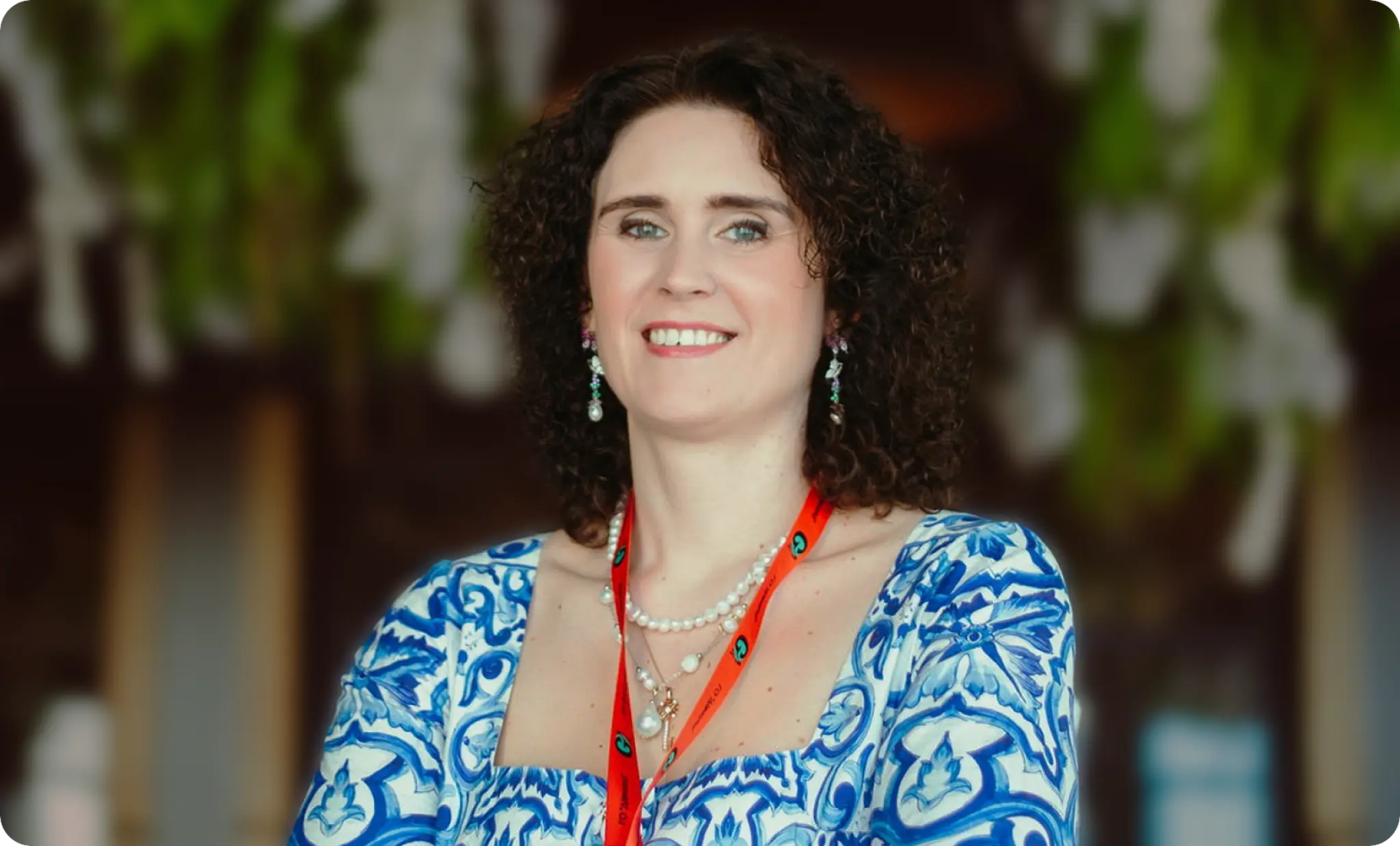 Допомагаємо, захищаємо, підтримуємо жінок та дівчат в Україні, розширюючи їхні права і можливості через освітні, соціальні та економічні ініціативи. 1